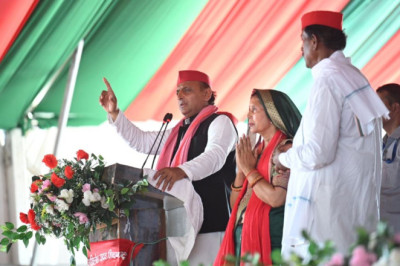 एक तरफ संविधान हटाने वाले और दूसरी तरफ बचाने वाले हैं, हिसाब आपको करना है – अखिलेश यादव...