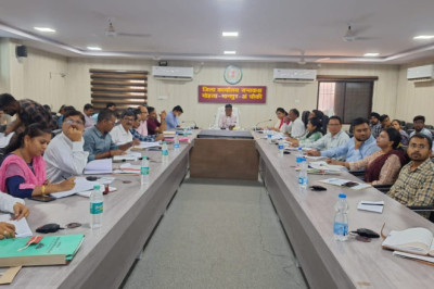 कलेक्टर ने की लंबित प्रकरणों की समीक्षा शीघ्र निराकरण करने के दिये निर्देश