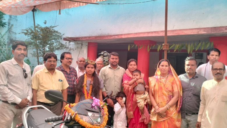 रुचिता साहू ने दसवीं मे 92.16 अंक अर्जित किया उनके दादा ने दी उपहार मे  स्कूटी