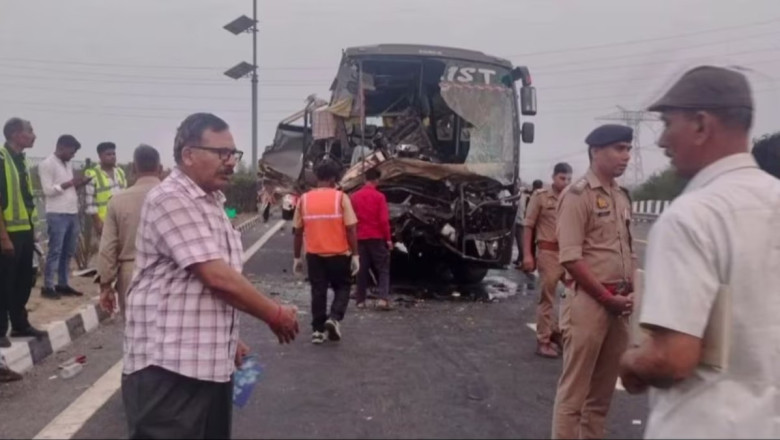 अयोध्या जा रही श्रद्धालुओं से भरी बस ट्रक से टकराई, एक की मौत, 24 घायल...