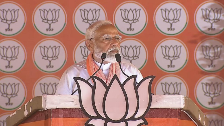 प्रतापगढ़ में PM मोदी ने विपक्ष पर बोला हमला, कहा- ये फिर से पाकिस्तान के पास गुलाब लेकर जाएंगे, कबूतर उड़ाएंगे…