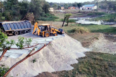 भर्राशाही…, तालाब को राखड़ से पाटने दे दी सरपंच को अनुमति, कलेक्टर से हुई शिकायत…