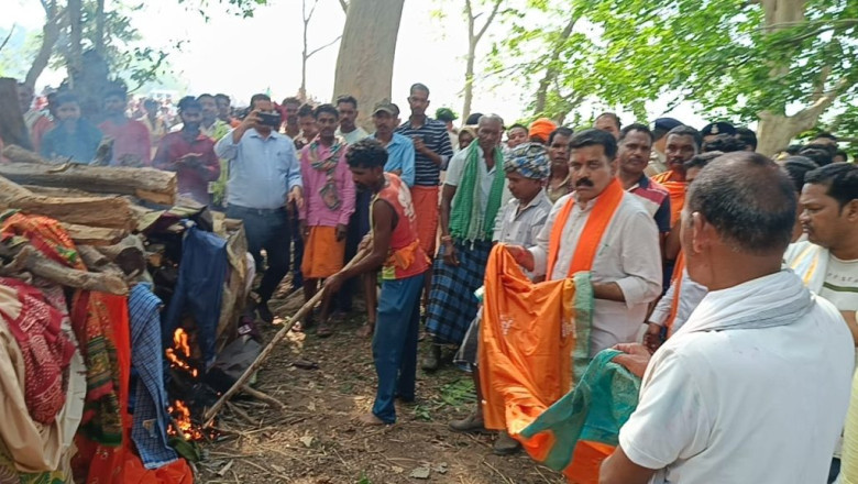 19 मजदूरों की एक साथ निकली अर्थी, नम आंखों से पूरे गांव ने दी अंतिम विदाई...