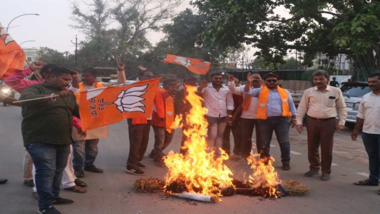 बंगाल में ओबीसी प्रमाणपत्र रद्द, कोर्ट का फैसला नहीं मानने पर भाजपाइयों ने CM ममता बनर्जी का फूंका पुतला...