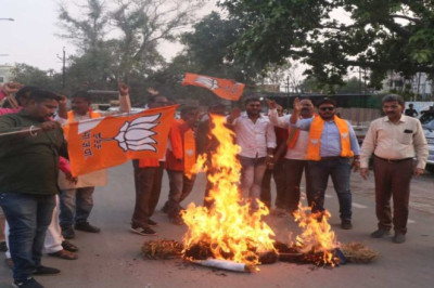 बंगाल में ओबीसी प्रमाणपत्र रद्द, कोर्ट का फैसला नहीं मानने पर भाजपाइयों ने CM ममता बनर्जी का फूंका पुतला...