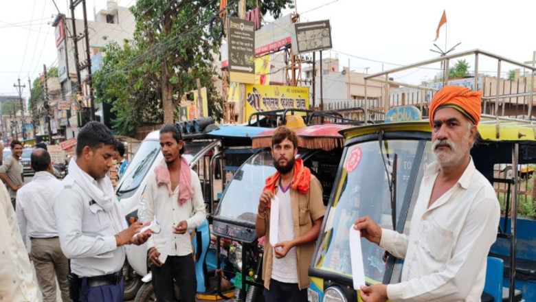 रायपुर ट्रैफिक पुलिस ने दिखाई सख्‍ती, चौराहों पर नो पार्किंग में खड़े 248 आटो चालकों का कटा चालान