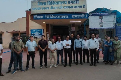 जिला अस्पताल के डॉक्टरों ने कलेक्टर के खिलाफ किया प्रदर्शन, दुर्व्यवहार करने का लगाया आरोप, कार्रवाई नहीं हुई तो करेंगे हड़ताल...
