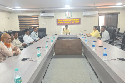 कलेक्टर ने ली जिला विकास संघर्ष समिति, दस्तावेज लेखकों, स्टाम्प वेंडरों की बैठक