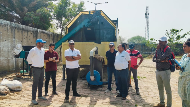 रेवाडीह एसएलआरएम सेन्टर में आस पास के सेन्टरों से नियमित कचरा मंगाकर कम्पोस्ट मशीन मंे डालने कहा