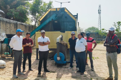 रेवाडीह एसएलआरएम सेन्टर में आस पास के सेन्टरों से नियमित कचरा मंगाकर कम्पोस्ट मशीन मंे डालने कहा
