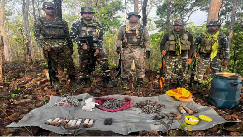 सुरक्षाबलों ने चलाया नक्सल विरोधी अभियान, बड़ी मात्रा में ​हथियार समेत गोला-बारूद जब्त...