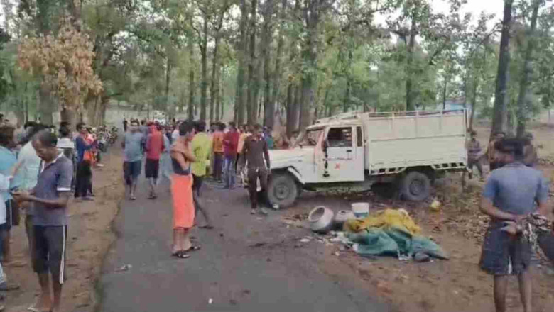 डिवाइडर से टकराकर पलटी पिकअप, 40 लोग थे सवार, हादसे में कई घायल...