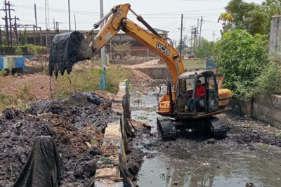 कच्ची नालियों का निर्माण वर्षा का पानी सुचारू रूप से बड़े नालो में जाये...