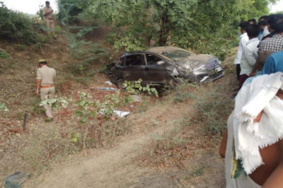अनियंत्रित होकर पलटी तेज रफ्तार कार, हादसे में बच्चे की मौत, दो महिलाओं समेत 4 घायल...