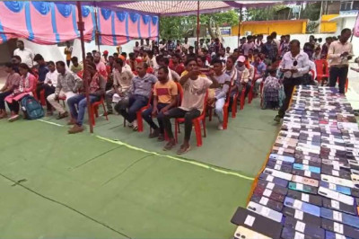 SP ने चेहरों में लौटाई मुस्कान, 20 दिन में ढूंढकर लोगों को लौटाए 45 लाख के गुमे हुए मोबाइल...