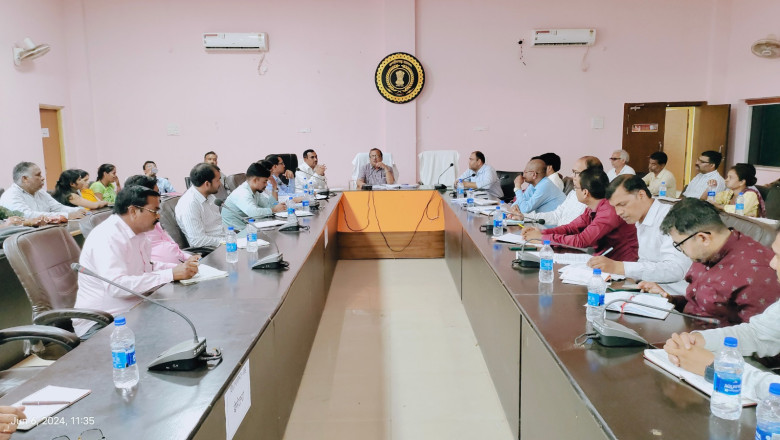 सीईओ जिला पंचायत ने ली 50 ग्राम पंचायत सचिवों की बैठक एसबीएम के तहत चल रहे कार्यों की समीक्षा की