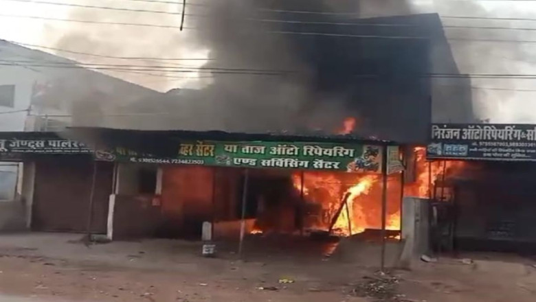 गैरेज में लगी भीषण आग, बाइक के टंकी में हुआ ब्लास्ट, नगर में दमकल गाड़ी नहीं होने से लोगों में आक्रोश...
