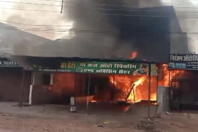 गैरेज में लगी भीषण आग, बाइक के टंकी में हुआ ब्लास्ट, नगर में दमकल गाड़ी नहीं होने से लोगों में आक्रोश...