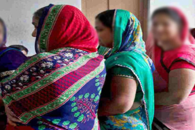 पति की मौत के बाद अनुकंपा नौकरी मांगने पहुंच गईं 3 पत्नियां, चकराए अफसर...