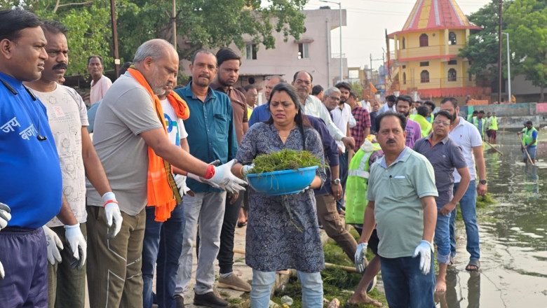 तालाब की सफाई के लिए विधायक-आयुक्त ने बढ़ाया हाथ, सफाई के बाद लगाए पौधें