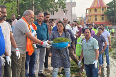 तालाब की सफाई के लिए विधायक-आयुक्त ने बढ़ाया हाथ, सफाई के बाद लगाए पौधें