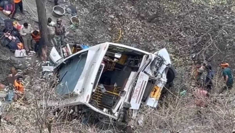 श्रद्धालुओं की बस पर आतंकी हमला, UP के 2 लोगों की मौत 33 घायल, CM योगी ने अधिकारियों दिए अहम निर्देश...