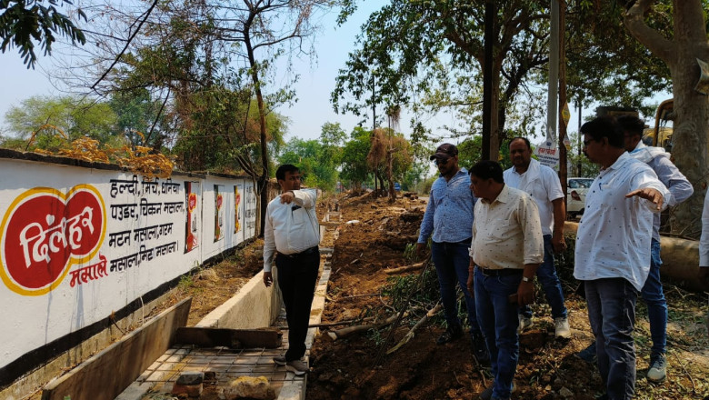 महापौर ने गुणवत्ता एवं पानी के समुचित बहाव हेतु नाली के स्लोप मेंनटेन पर विशेष ध्यान दिया ...
