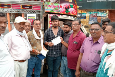 अवैध रूप से सड़क पर ठेला लगाकर व्यापार करने वालो पर निगम ने की चालानी कार्यवाही