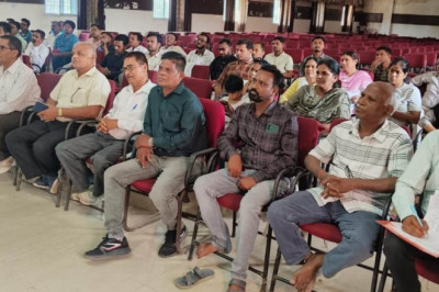कलेक्टर ने ली व्यायाम शिक्षकों की बैठक - शिक्षा विभाग के अधिकारियों को खेल मैदान एवं खेल सामग्री उपलब्ध कराने के दिए निर्देश...