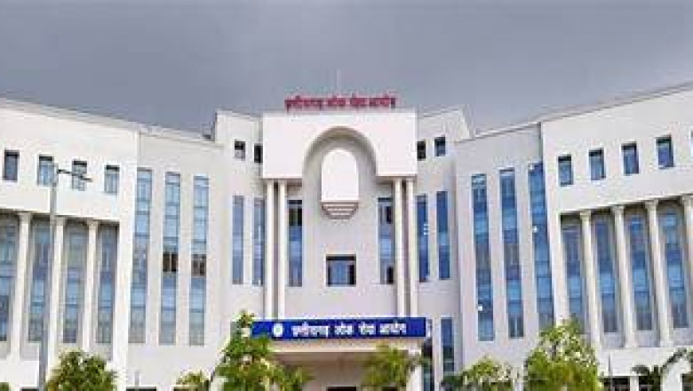 रायपुर के पंडित रविशंकर शुक्ल यूनिवर्सिटी में बवाल, एग्जाम के पहले ही दिन LLB छात्रों को मिला गलत पेपर, जमकर हंगामा...