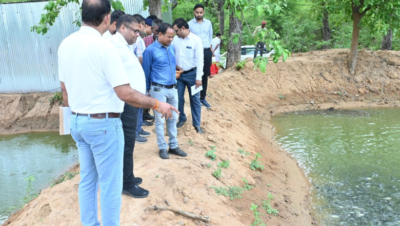 कलेक्टर अग्रवाल ने छुरा और फिंगेश्वर ब्लॉक के विभिन्न गांवों का किया सघन दौरा