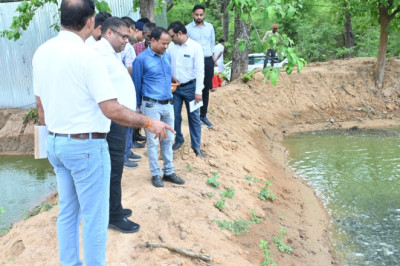 कलेक्टर अग्रवाल ने छुरा और फिंगेश्वर ब्लॉक के विभिन्न गांवों का किया सघन दौरा