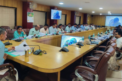 कलेक्टर ने ली राजस्व अधिकारीयों और विभागीय कामकाज की समीक्षा बैठक