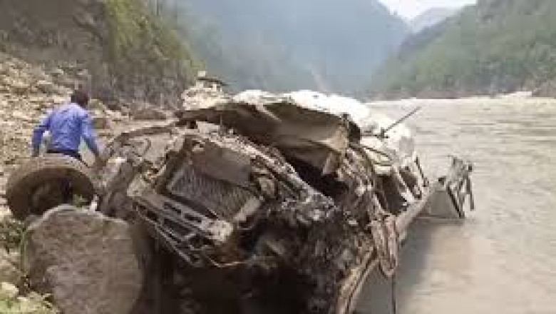 उत्तराखंड के बद्रीनाथ हाईवे पर टैंपो ट्रैवलर बेकाबू होकर अलकनंदा नदी में गिरी,10 की मौत