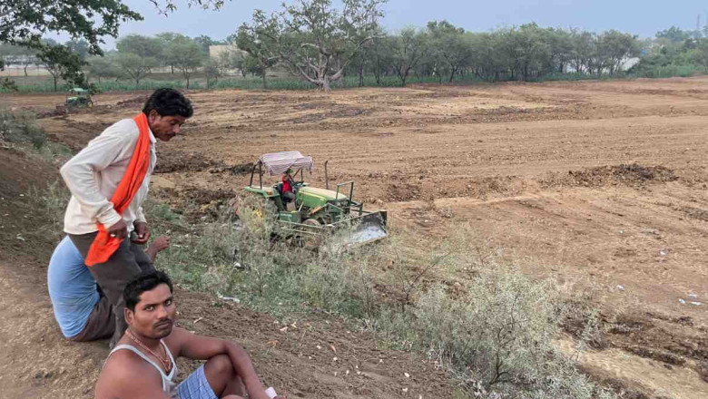 थाने पहुंचे लोग समाज के सैकड़ों साल पुराने मुक्तिधाम पर ट्रैक्टर चलाने का आरोप...