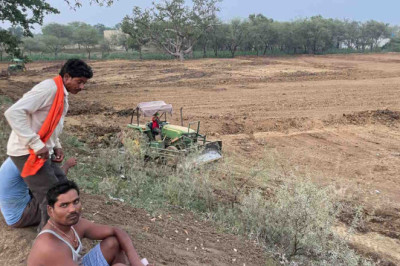 थाने पहुंचे लोग समाज के सैकड़ों साल पुराने मुक्तिधाम पर ट्रैक्टर चलाने का आरोप...