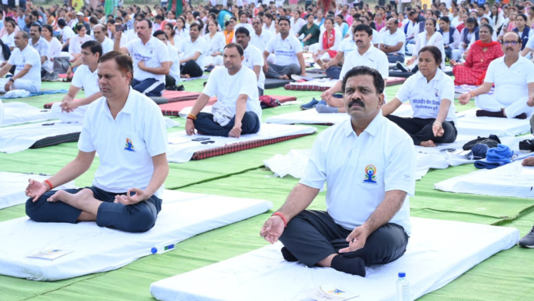 दशम अंतर्राष्ट्रीय योग दिवस रविशंकर स्टेडियम दुर्ग में आयोजित योगा कार्यक्रम में शामिल हुए उप मुख्यमंत्री शर्मा