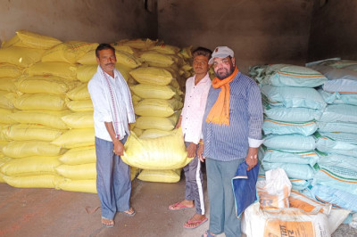 जिले में पर्याप्त मात्रा में खाद एवं बीज उपलब्ध - खेती-किसानी कार्य में उत्साह से जुटे किसान - 36948.1 मीट्रिक टन रासायनिक खाद का भण्डारण - 11459.80 क्विंटल बीज का भंडारण