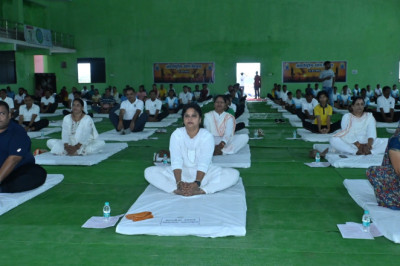 योग को अपने दैनिक दिनचर्या का हिस्सा बनाएं - सांसद  चौधरी सांसद  रूपकुमारी चौधरी की उपस्थिति में किया गया सामूहिक योगाभ्यास