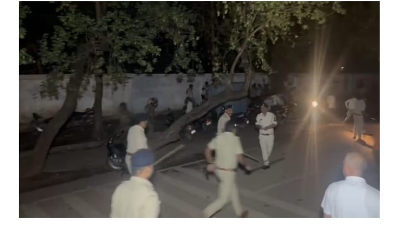 दुर्ग में बछड़े का कटा सिर मिलने पर बवाल:देर रात हिंदू संगठनों ने घेरा थाना, पुलिस ने किया लाठीचार्ज, बोली-कुत्ता ले आया था