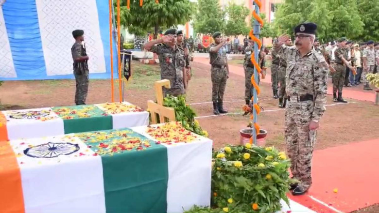 नक्सलियों के आईईडी विस्फोट में हुई थी शहादत में DGP और CRPF अफसरों ने दो शहीद जवानों को दी श्रद्धांजलि...