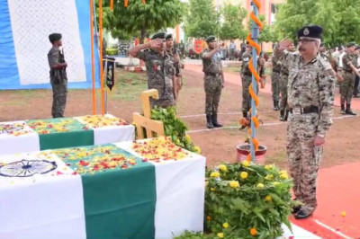 नक्सलियों के आईईडी विस्फोट में हुई थी शहादत में DGP और CRPF अफसरों ने दो शहीद जवानों को दी श्रद्धांजलि...