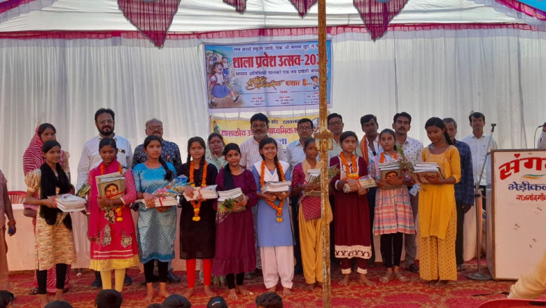 भेड़ीकला मे मनाया गया शाला प्रवेश उत्सव नव प्रवेशी बच्चों को गुलाल, पुष्पमाला पहनाकर किया स्वागत...