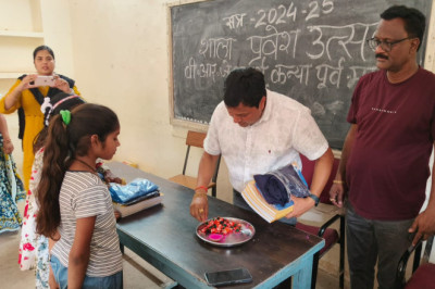 स्कूल चले हम अभियान:आयुक्त ने तिलक लगाकर छात्राओं को प्रदान की पुस्तकें,बोले जीवन भर साथ देती है शिक्षा की अमूल्य निधि...