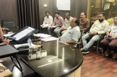 जल विभाग की समीक्षा बैठक में आयुक्त ने अनावश्यक बहने वाले नल काटने के दिये निर्देश