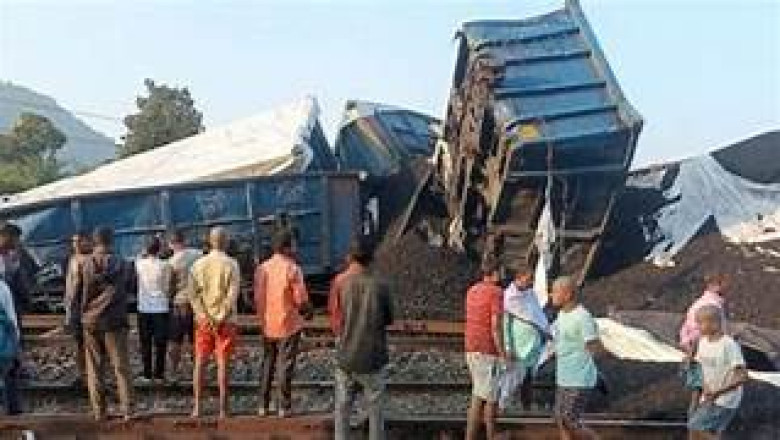 कोयले से भरी मालगाड़ी के 4 डिब्बे पटरी से उतरे,रेस्क्यू ऑपरेशन शुरु...