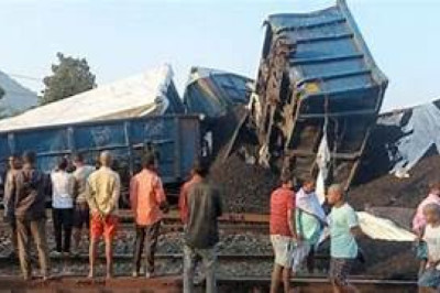 कोयले से भरी मालगाड़ी के 4 डिब्बे पटरी से उतरे,रेस्क्यू ऑपरेशन शुरु...