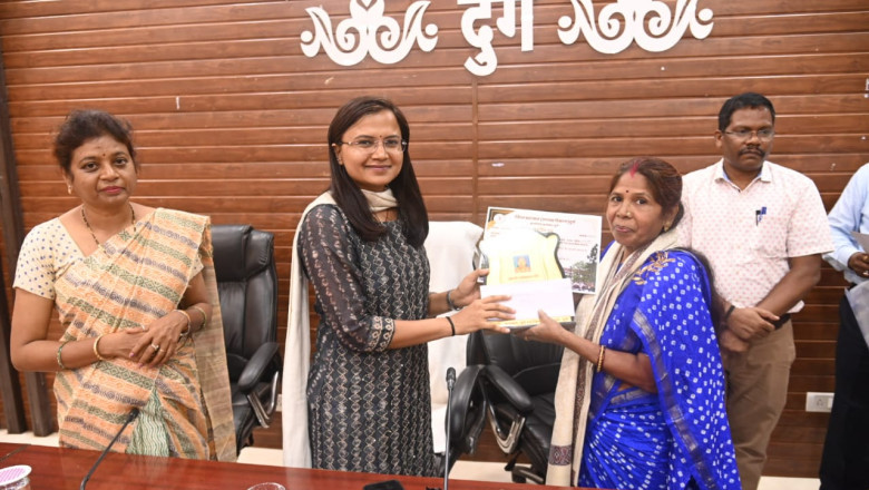 कलेक्टोरेट दुर्ग में पदस्थ 04 महिला कर्मचारी हुए सेवानिवृत्त