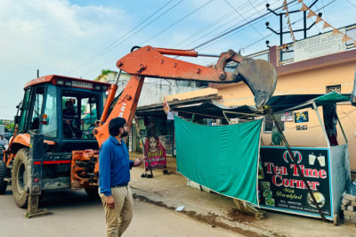नगर निगम ने कातुलबोड़ में दूकानों के बाहर लगे साईन बोर्ड को किया जप्त: