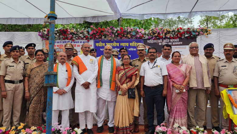 3 नये परिवर्तित कानून का शुभारंभ कर लोगो को जानकारी प्रदान किया विधायक ललित चंद्राकर दंड संहिता से न्याय संहिता की ओर नए भारत का नया कानून बदल रहा है अंग्रेजो के ज़माने के कानून......